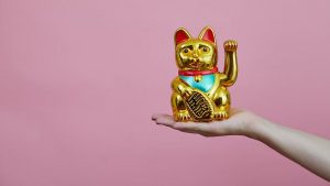 le fameux chat dore embleme de la Chine avec sa patte relevee qui salue les gens