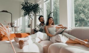un couple dans leur maison en Chine allonges sur leur nouveau sofa achete en ligne